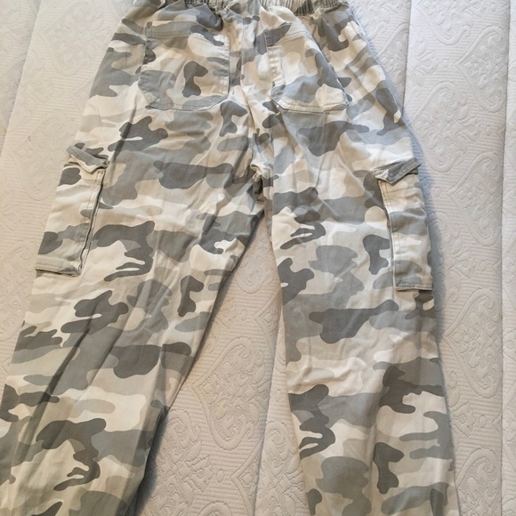 Baggy cargo pants from urban planet, never worn brand new - Picture 2 of 3
